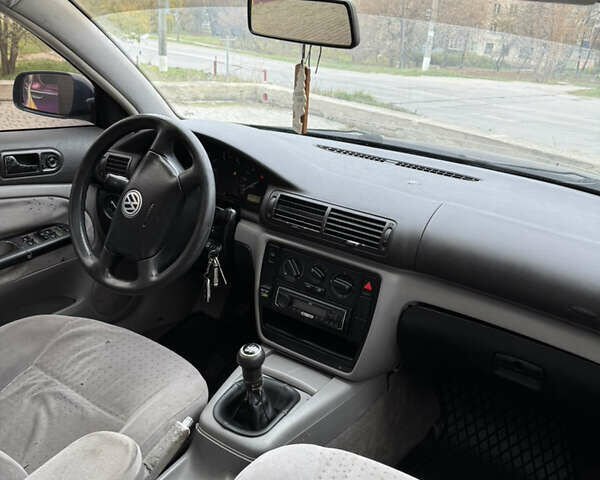 Синий Фольксваген Пассат, объемом двигателя 1.6 л и пробегом 444 тыс. км за 2650 $, фото 13 на Automoto.ua