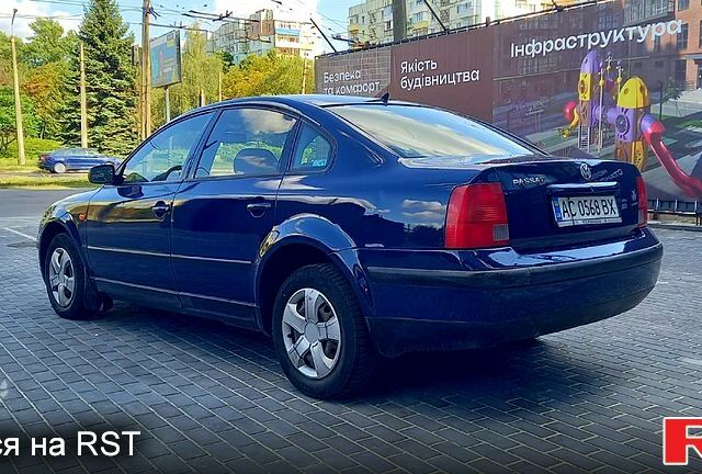 Синий Фольксваген Пассат, объемом двигателя 1.6 л и пробегом 275 тыс. км за 2799 $, фото 2 на Automoto.ua