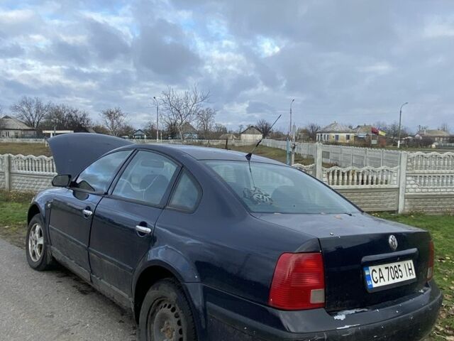 Синий Фольксваген Пассат, объемом двигателя 1.6 л и пробегом 304 тыс. км за 1300 $, фото 1 на Automoto.ua