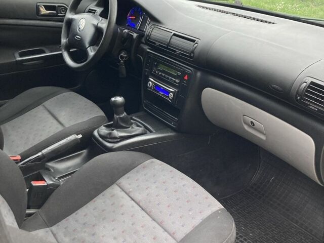 Синий Фольксваген Пассат, объемом двигателя 1.6 л и пробегом 340 тыс. км за 2800 $, фото 10 на Automoto.ua