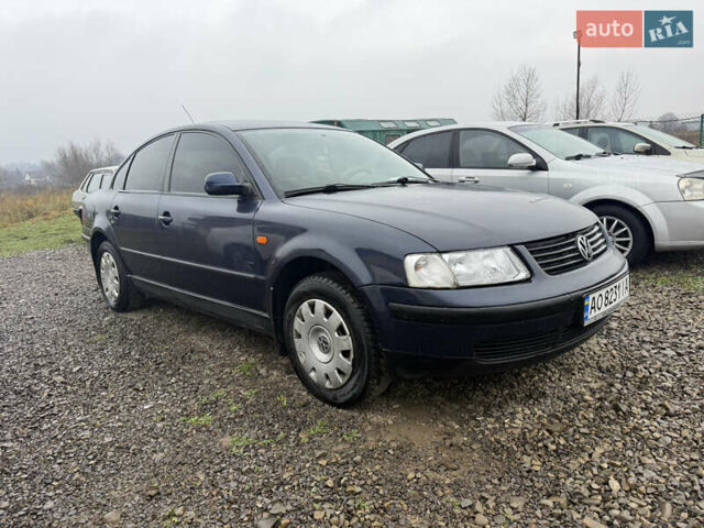 Синий Фольксваген Пассат, объемом двигателя 1.6 л и пробегом 220 тыс. км за 3200 $, фото 1 на Automoto.ua