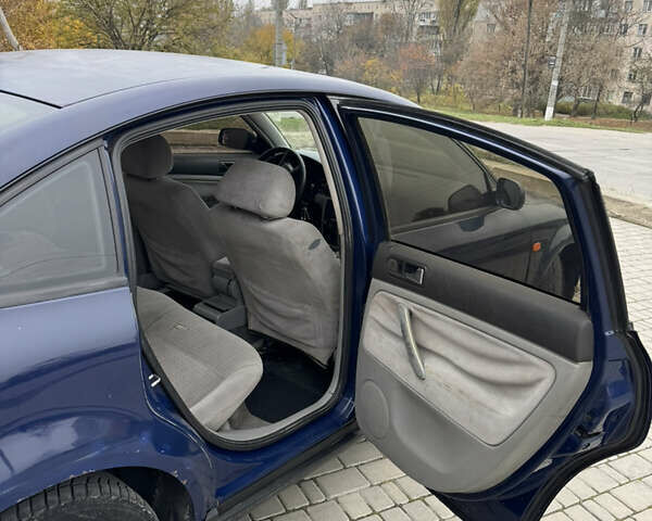 Синий Фольксваген Пассат, объемом двигателя 1.6 л и пробегом 444 тыс. км за 2650 $, фото 12 на Automoto.ua