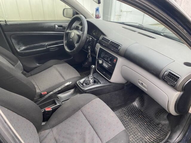 Синий Фольксваген Пассат, объемом двигателя 1.6 л и пробегом 307 тыс. км за 1550 $, фото 8 на Automoto.ua