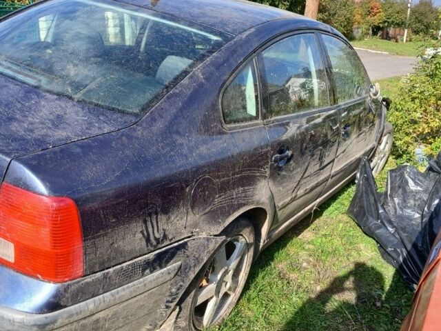 Синий Фольксваген Пассат, объемом двигателя 0 л и пробегом 300 тыс. км за 800 $, фото 5 на Automoto.ua