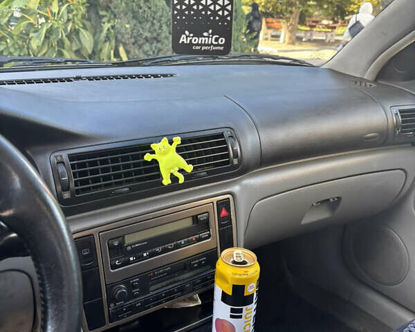 Синий Фольксваген Пассат, объемом двигателя 1.6 л и пробегом 328 тыс. км за 3400 $, фото 10 на Automoto.ua