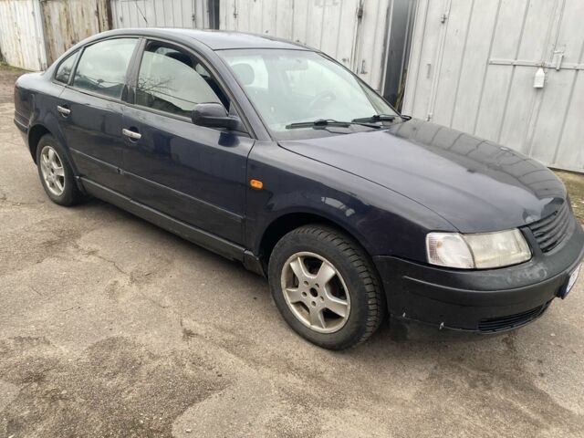 Синий Фольксваген Пассат, объемом двигателя 1.6 л и пробегом 307 тыс. км за 1550 $, фото 2 на Automoto.ua