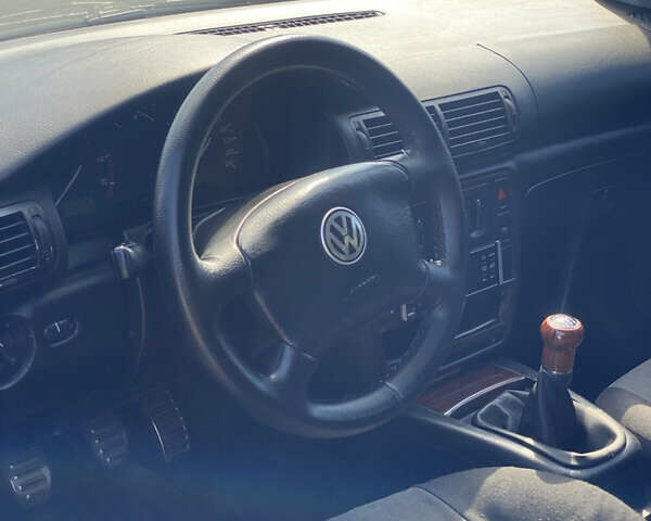 Синий Фольксваген Пассат, объемом двигателя 1.78 л и пробегом 314 тыс. км за 3800 $, фото 6 на Automoto.ua