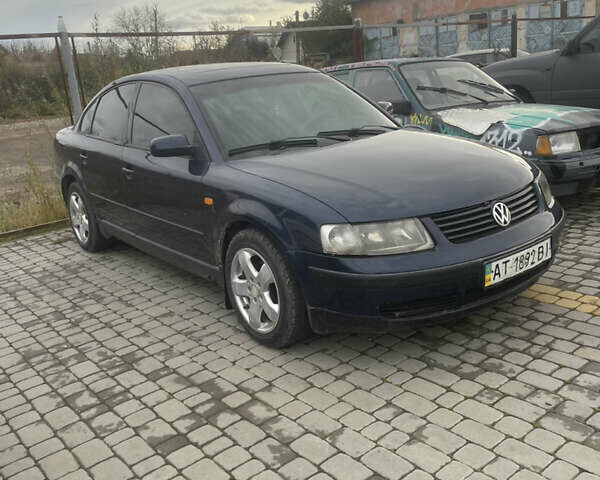 Синий Фольксваген Пассат, объемом двигателя 1.6 л и пробегом 300 тыс. км за 2800 $, фото 1 на Automoto.ua