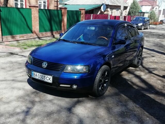 Синий Фольксваген Пассат, объемом двигателя 1.8 л и пробегом 300 тыс. км за 3800 $, фото 1 на Automoto.ua