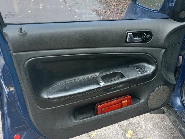 Синий Фольксваген Пассат, объемом двигателя 1.8 л и пробегом 283 тыс. км за 2650 $, фото 4 на Automoto.ua