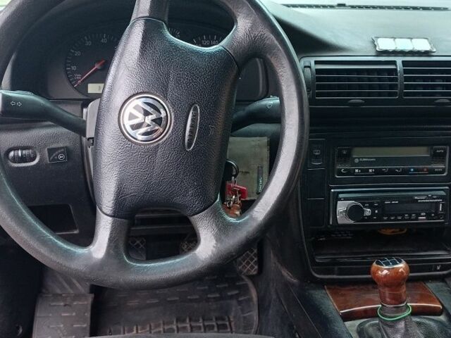 Синий Фольксваген Пассат, объемом двигателя 1.8 л и пробегом 283 тыс. км за 2650 $, фото 14 на Automoto.ua