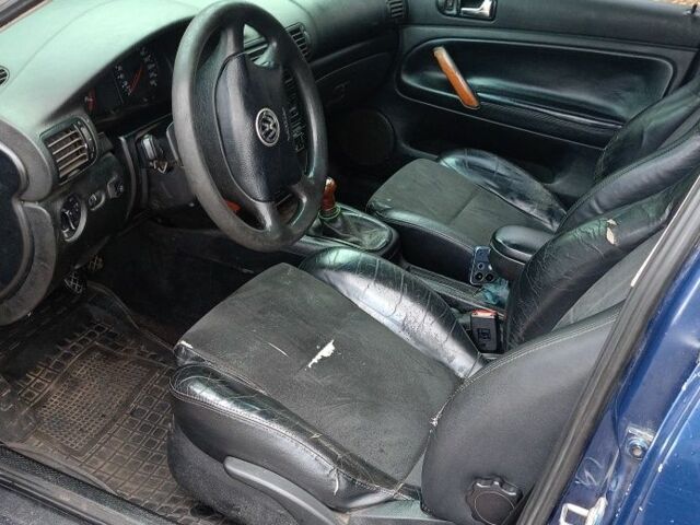 Синий Фольксваген Пассат, объемом двигателя 1.8 л и пробегом 283 тыс. км за 2650 $, фото 3 на Automoto.ua