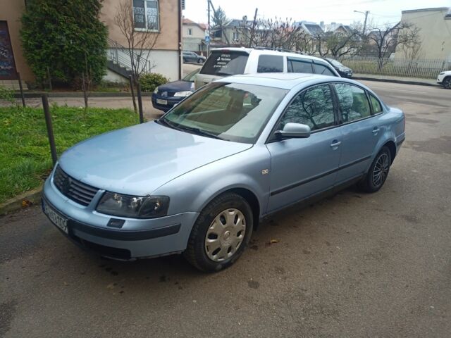 Синий Фольксваген Пассат, объемом двигателя 3 л и пробегом 300 тыс. км за 2400 $, фото 1 на Automoto.ua