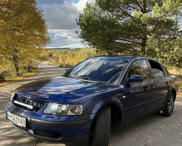 Синий Фольксваген Пассат, объемом двигателя 1.8 л и пробегом 250 тыс. км за 3500 $, фото 1 на Automoto.ua