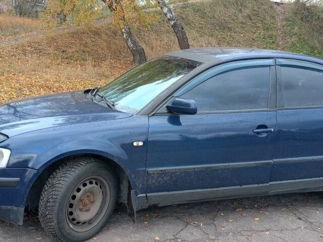 Синий Фольксваген Пассат, объемом двигателя 1.8 л и пробегом 283 тыс. км за 2650 $, фото 2 на Automoto.ua