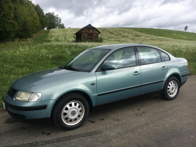 Синий Фольксваген Пассат, объемом двигателя 1.6 л и пробегом 285 тыс. км за 3750 $, фото 2 на Automoto.ua