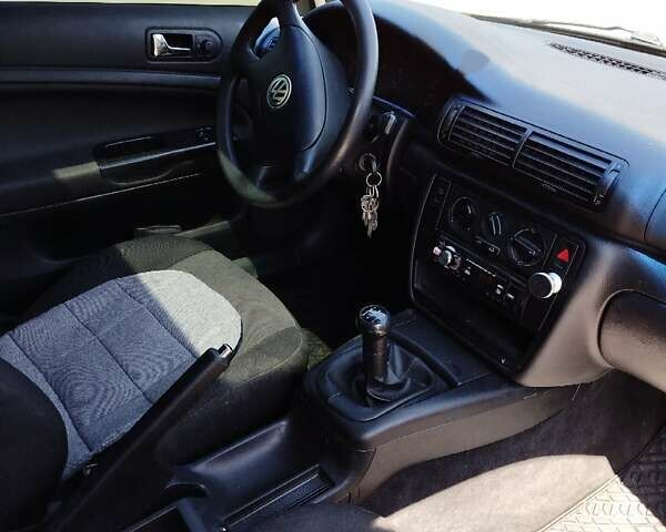 Синій Фольксваген Пассат, об'ємом двигуна 1.6 л та пробігом 250 тис. км за 4300 $, фото 12 на Automoto.ua