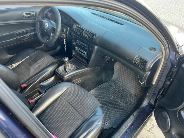 Синий Фольксваген Пассат, объемом двигателя 1.8 л и пробегом 330 тыс. км за 2700 $, фото 6 на Automoto.ua