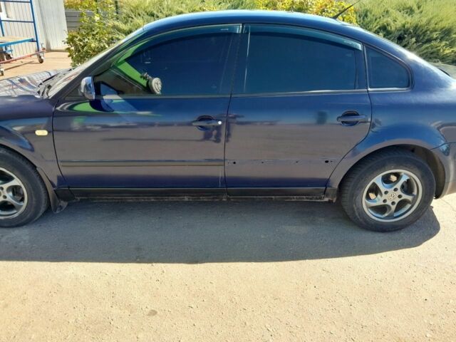 Синий Фольксваген Пассат, объемом двигателя 1.8 л и пробегом 421 тыс. км за 2806 $, фото 2 на Automoto.ua