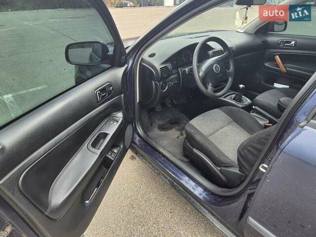 Синий Фольксваген Пассат, объемом двигателя 1.6 л и пробегом 326 тыс. км за 3800 $, фото 3 на Automoto.ua