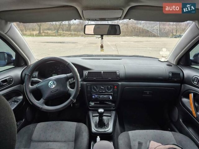 Синий Фольксваген Пассат, объемом двигателя 1.6 л и пробегом 326 тыс. км за 3800 $, фото 4 на Automoto.ua