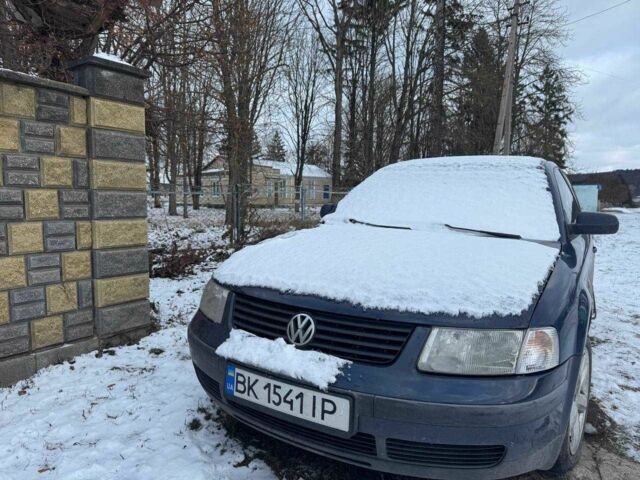 Синий Фольксваген Пассат, объемом двигателя 1.8 л и пробегом 340 тыс. км за 1800 $, фото 1 на Automoto.ua