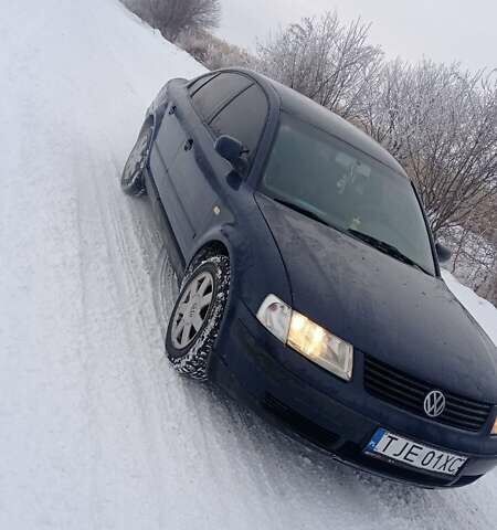 Синий Фольксваген Пассат, объемом двигателя 1.9 л и пробегом 300 тыс. км за 1800 $, фото 1 на Automoto.ua