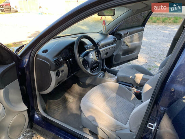 Синій Фольксваген Пассат, об'ємом двигуна 1.6 л та пробігом 333 тис. км за 2099 $, фото 11 на Automoto.ua