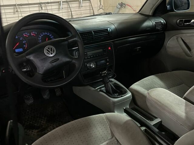 Синий Фольксваген Пассат, объемом двигателя 1.8 л и пробегом 400 тыс. км за 3200 $, фото 6 на Automoto.ua