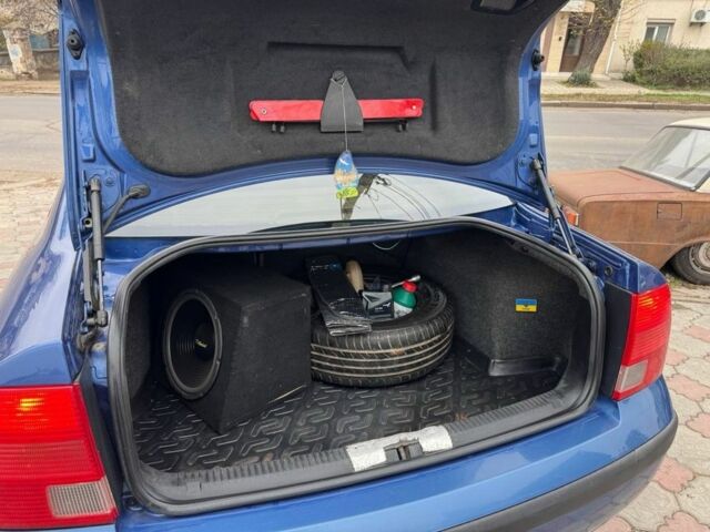 Синий Фольксваген Пассат, объемом двигателя 1.6 л и пробегом 255 тыс. км за 3599 $, фото 19 на Automoto.ua