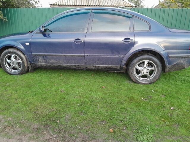 Синий Фольксваген Пассат, объемом двигателя 1.8 л и пробегом 421 тыс. км за 2806 $, фото 6 на Automoto.ua