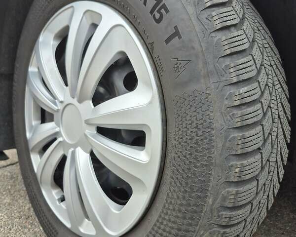 Синий Фольксваген Пассат, объемом двигателя 1.6 л и пробегом 326 тыс. км за 3800 $, фото 1 на Automoto.ua