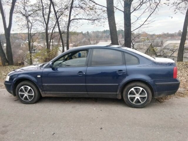 Синий Фольксваген Пассат, объемом двигателя 1.6 л и пробегом 305 тыс. км за 4000 $, фото 5 на Automoto.ua