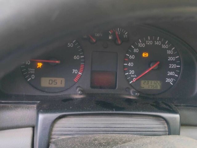 Синий Фольксваген Пассат, объемом двигателя 1.8 л и пробегом 231 тыс. км за 3100 $, фото 4 на Automoto.ua