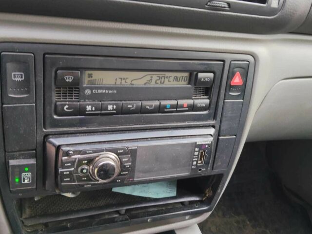 Синий Фольксваген Пассат, объемом двигателя 1.8 л и пробегом 231 тыс. км за 3100 $, фото 5 на Automoto.ua