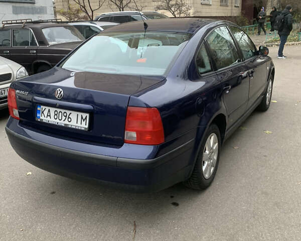 Синий Фольксваген Пассат, объемом двигателя 1.6 л и пробегом 300 тыс. км за 4000 $, фото 3 на Automoto.ua