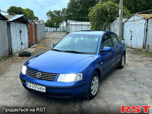 Синий Фольксваген Пассат, объемом двигателя 1.8 л и пробегом 258 тыс. км за 3999 $, фото 1 на Automoto.ua