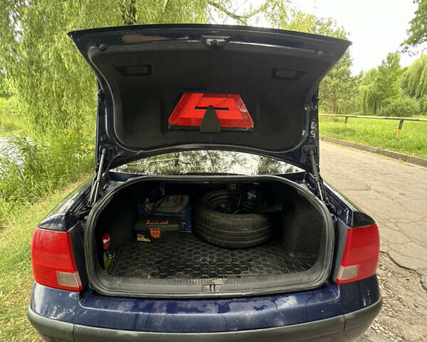 Синій Фольксваген Пассат, об'ємом двигуна 1.6 л та пробігом 364 тис. км за 3400 $, фото 18 на Automoto.ua