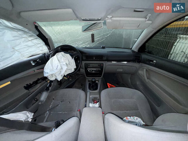 Синий Фольксваген Пассат, объемом двигателя 1.78 л и пробегом 236 тыс. км за 1250 $, фото 6 на Automoto.ua