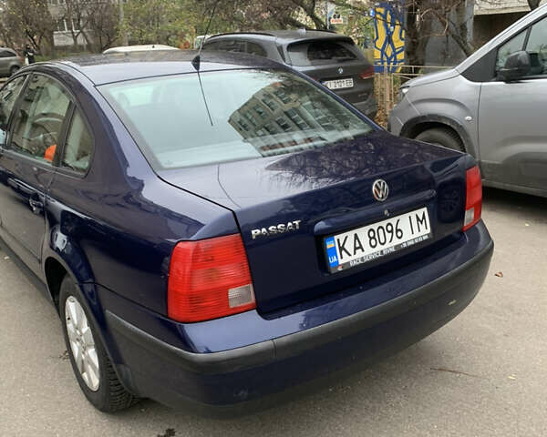 Синий Фольксваген Пассат, объемом двигателя 1.6 л и пробегом 300 тыс. км за 4000 $, фото 2 на Automoto.ua
