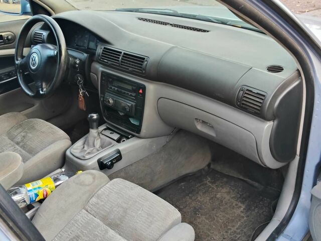 Синий Фольксваген Пассат, объемом двигателя 1.8 л и пробегом 231 тыс. км за 3100 $, фото 3 на Automoto.ua