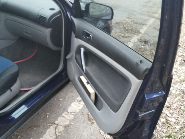 Синий Фольксваген Пассат, объемом двигателя 1.6 л и пробегом 305 тыс. км за 4000 $, фото 8 на Automoto.ua