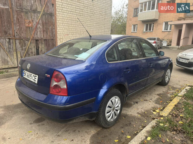 Синий Фольксваген Пассат, объемом двигателя 1.9 л и пробегом 350 тыс. км за 2799 $, фото 2 на Automoto.ua