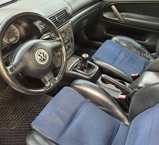 Синий Фольксваген Пассат, объемом двигателя 2.8 л и пробегом 322 тыс. км за 2050 $, фото 5 на Automoto.ua