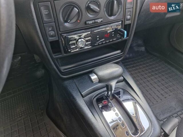 Синий Фольксваген Пассат, объемом двигателя 2 л и пробегом 291 тыс. км за 4199 $, фото 17 на Automoto.ua