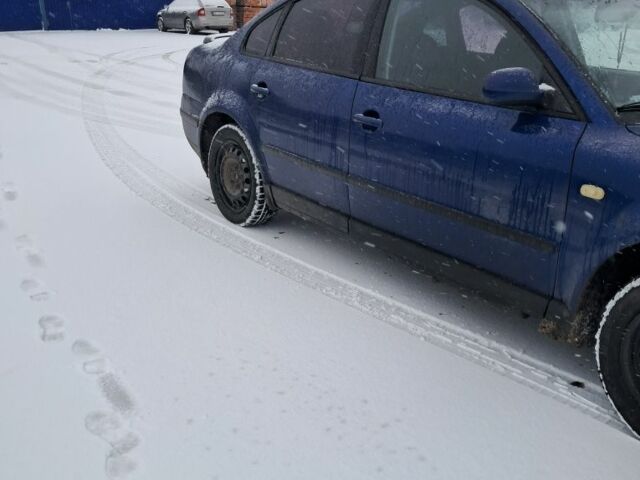 Синий Фольксваген Пассат, объемом двигателя 1.9 л и пробегом 430 тыс. км за 2350 $, фото 6 на Automoto.ua