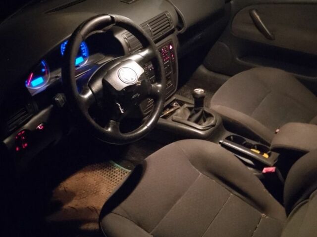 Синій Фольксваген Пассат, об'ємом двигуна 2 л та пробігом 322 тис. км за 900 $, фото 2 на Automoto.ua