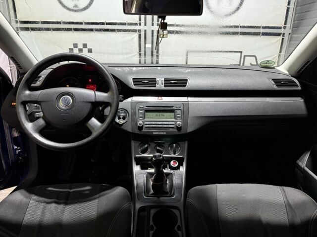 Синий Фольксваген Пассат, объемом двигателя 1.6 л и пробегом 155 тыс. км за 2950 $, фото 10 на Automoto.ua