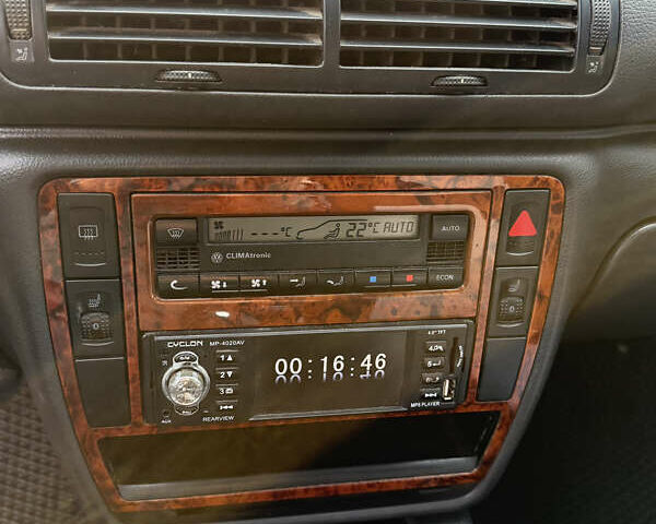 Синий Фольксваген Пассат, объемом двигателя 1.98 л и пробегом 290 тыс. км за 4200 $, фото 9 на Automoto.ua