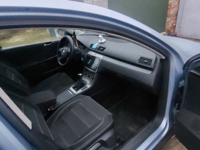 Синий Фольксваген Пассат, объемом двигателя 1.6 л и пробегом 218 тыс. км за 5951 $, фото 5 на Automoto.ua